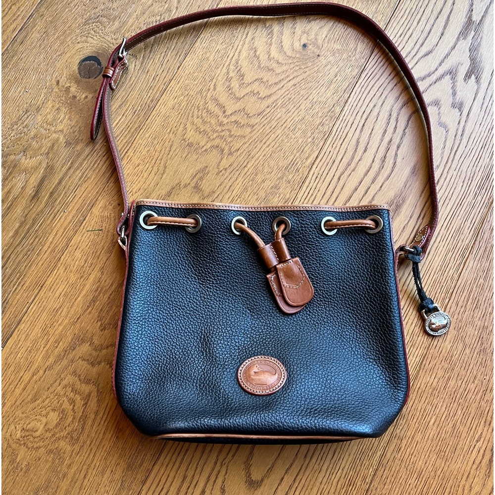 Vintage Dooney & Burke shoulder purse.